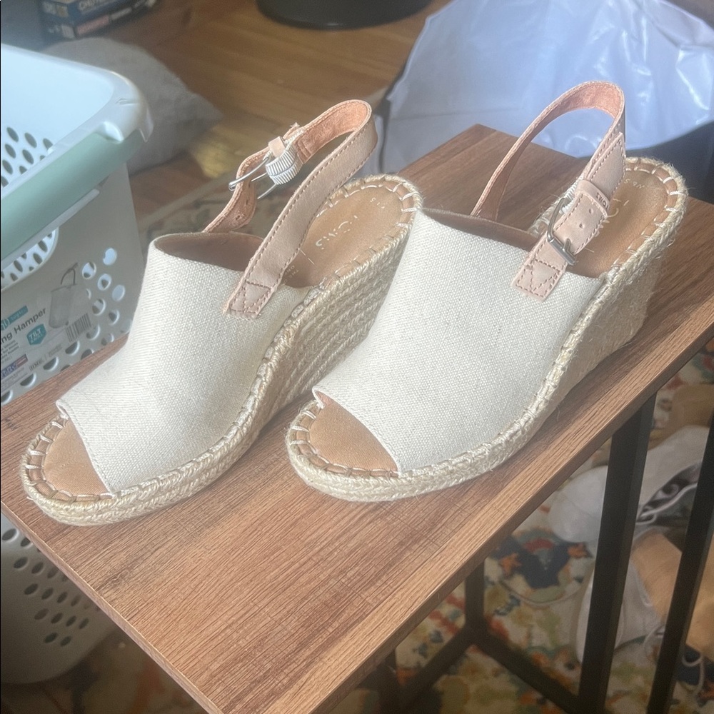 Tom’s Monica wedge size 6.5